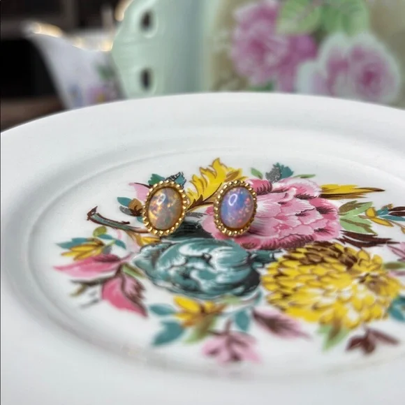 VINTAGE Gold Oval Stud Earrings - Picture 2 of 3